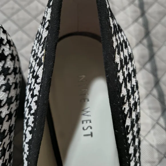Beautiful Nine West Houndstooth Loafers with Chain Detail - Picture 4 of 5